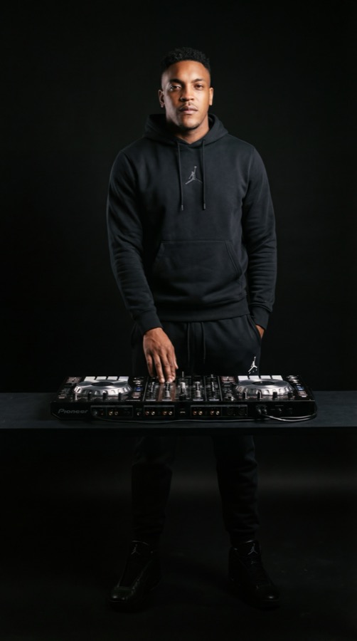 DJ King Halim am DJ-Pult, Studio-Portrait